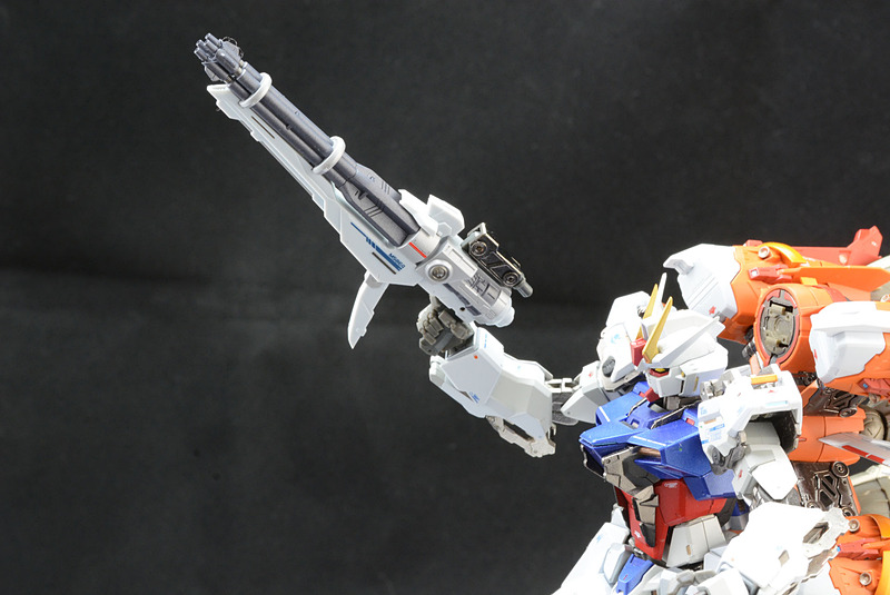 ガトリングは、グリップを引き出すことで手持ち武器にも使用可能