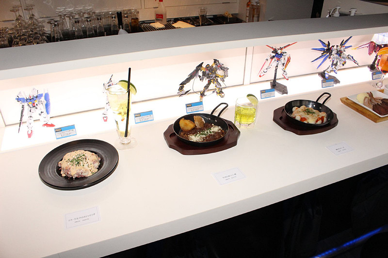 関係者及びスタッフオススメのメニューがこちら。左から「とろーり玉子のポテトサラダ」、「牛肉の赤ワイン煮」、「揚げもちチーズ」