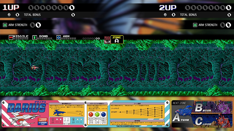 「ダライアス」でのガジェット表示オンでのプレイ画面。下にはアーケード版のインストカードをキャプチャしたものが表示される