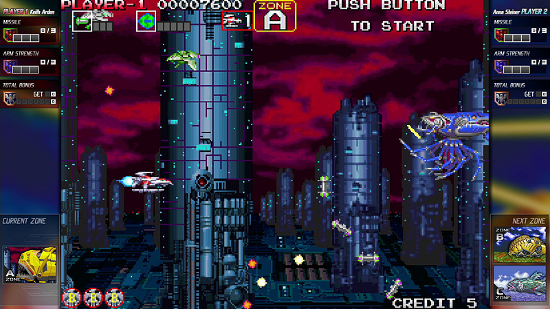 「ダライアス外伝」でのガジェット表示オンでのプレイ画面。左右の空きスペースに分割してガジェットを置いている