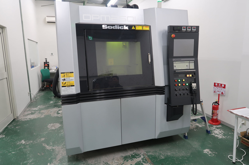 「……いやもう、とにかくこの機械が超高くて（苦笑）」とのことだが、「プリプラ」の根底を支えているのがこのソディック製OPM250L。ちなみにトイ業界でこの機械を導入したのはエムアイシーが初だそうで、結果的にエムアイシーはOPM250Lにおける「トイ業界における先駆者」的ポジションに位置することになった。それゆえ関連会社を挟んではいるものの、ソディックと相互にアドバイスを行なうことも多々あるといい、そのことで商品開発が捗っている部分もあるという