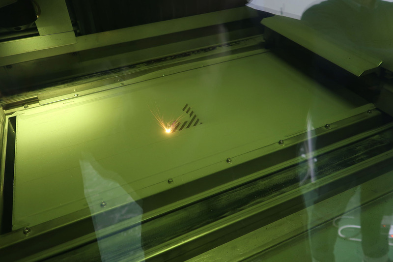 OPM250L内にステンレス粉をフラットに敷きしめた状態から、ステンレス粉をレーザー加工して0.05mmピッチにて硬化させていく。発光を目視することができる部分が、レーザー加工により凹凸が3Dプリンティングされていると考えていただきたい。それが徐々に積み重なり、金型の様相を呈していく