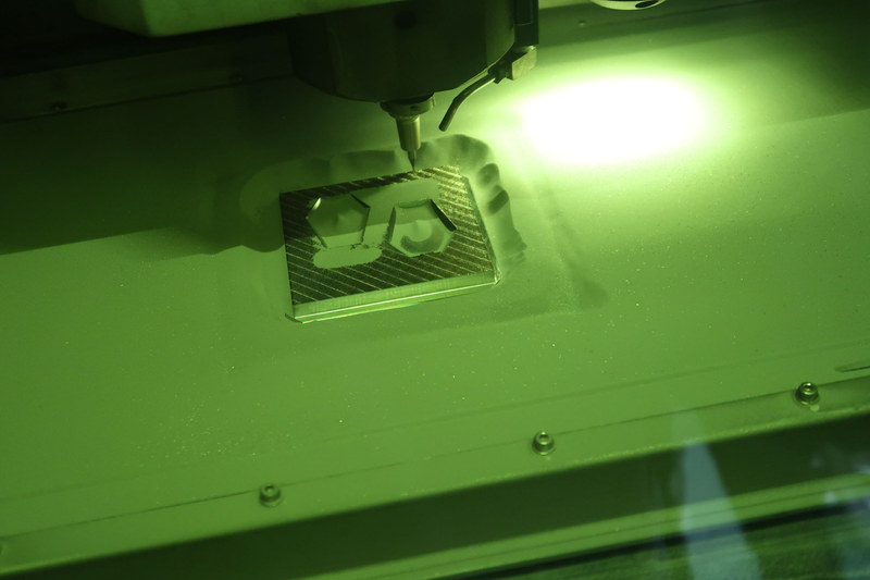 OPM250L内にステンレス粉をフラットに敷きしめた状態から、ステンレス粉をレーザー加工して0.05mmピッチにて硬化させていく。発光を目視することができる部分が、レーザー加工により凹凸が3Dプリンティングされていると考えていただきたい。それが徐々に積み重なり、金型の様相を呈していく