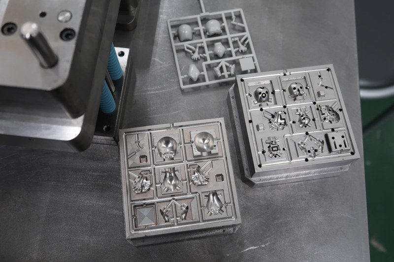 OPM250Lを使用し完成した、「プリプラ」の“ZOMPEACE（ゾンピース）”の金型（イベントでテスト販売は開始しているものの、本格的な発売時期はまだ未定。ただし前述したように、価格は税別1,500円を目指しているという）。この状態で眺めている限りでは、通常のプラスチックモデルの金型と何ら変わらない。異なるのは、その成型素材が鉄ではなくステンレスである点のみだ