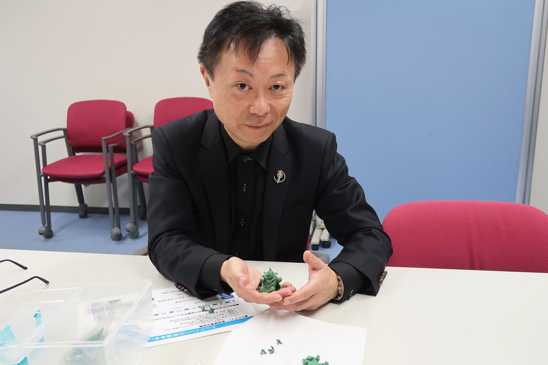 東京都台東区駒形のエムアイシー会議室にて、プリプラについて熱弁する秋山氏（手にしているのは、自身の手による造形用ワックスによる原型）。じつは筆者と秋山氏は35年以上昔からの友人であり、秋山氏がリーダーとなり1983年に関東圏で初めて立ち上げたアニメ系美少女フィギュア原型師サークル「OFF（Original Figure Factory）」の創設時メンバーでもあった（要するに、お恥ずかしながら筆者もその昔、アニメ系美少女フィギュアの原型師であったのだ）