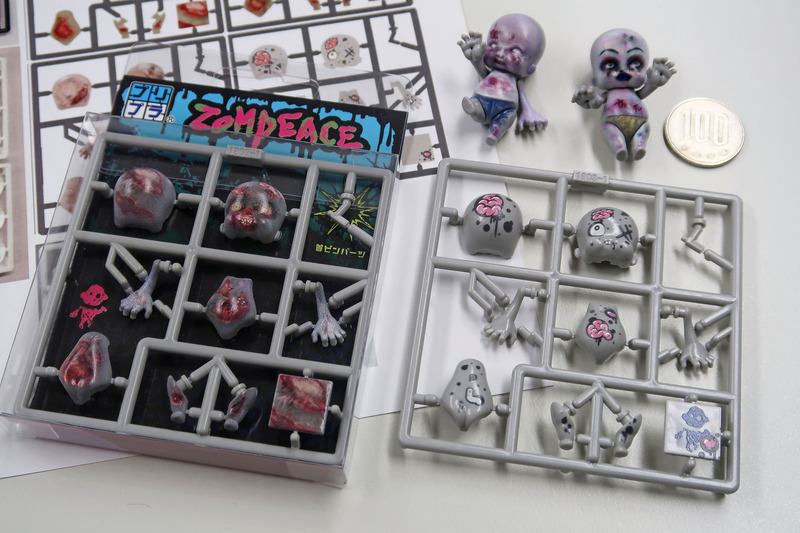 写実的なデザインによるプリントや、アニメチックなデザインのプリントが施された、ゾンビの可動式プラスチックモデルである「ZOMPEACE」のバリエーションモデルたち。こちらを本丸と位置付けたい気持ちはよくわかるし、じつはこの「ZOMPEACE」、「とある決定的な制約」を見事クリアしている秀逸極まりない製品なのだ。……もっとも、その「とある決定的な制約」については、あえてここでは触れずにおきたい