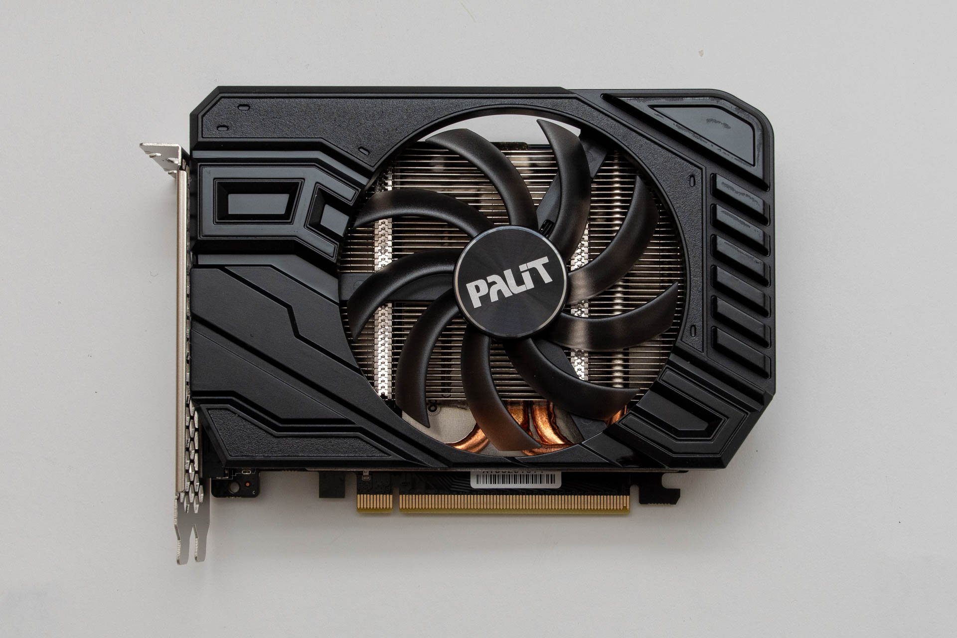 Palit GeForce GTX 1660 Ti STORMX 6GBを搭載。カードサイズは小型ながら大型のファンが特徴。なお、ビデオカードについては製造時期によってカードそのものやクーラー形状が変更される場合もあるということだ