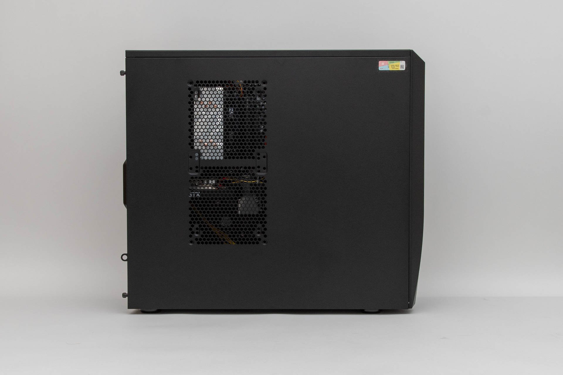 吸気・排熱能力を強化するため、サイドパネルはメッシュ加工が施されている