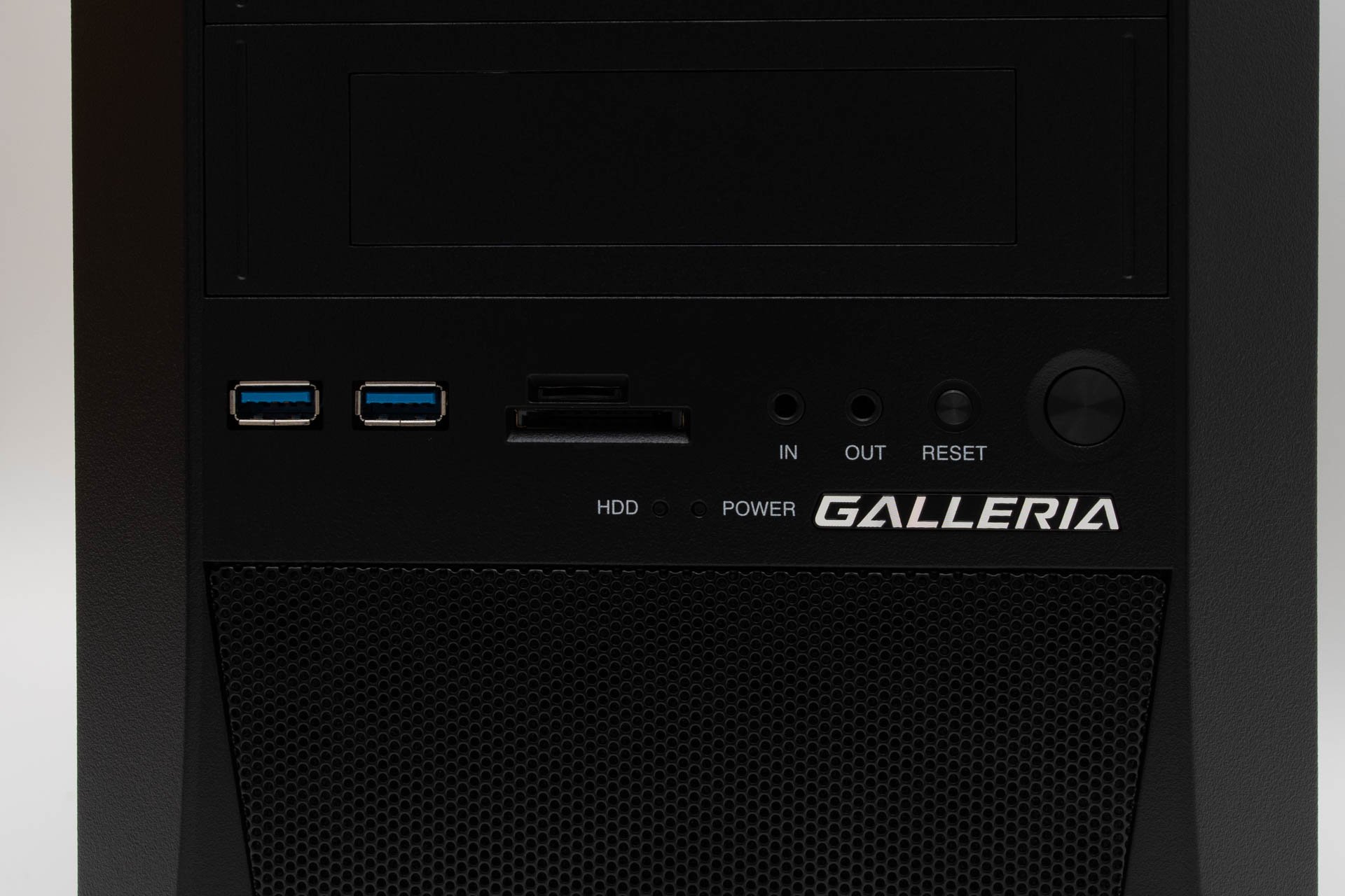 USBx2とカードリーダー、ヘッドホン・オーディオ端子を装備