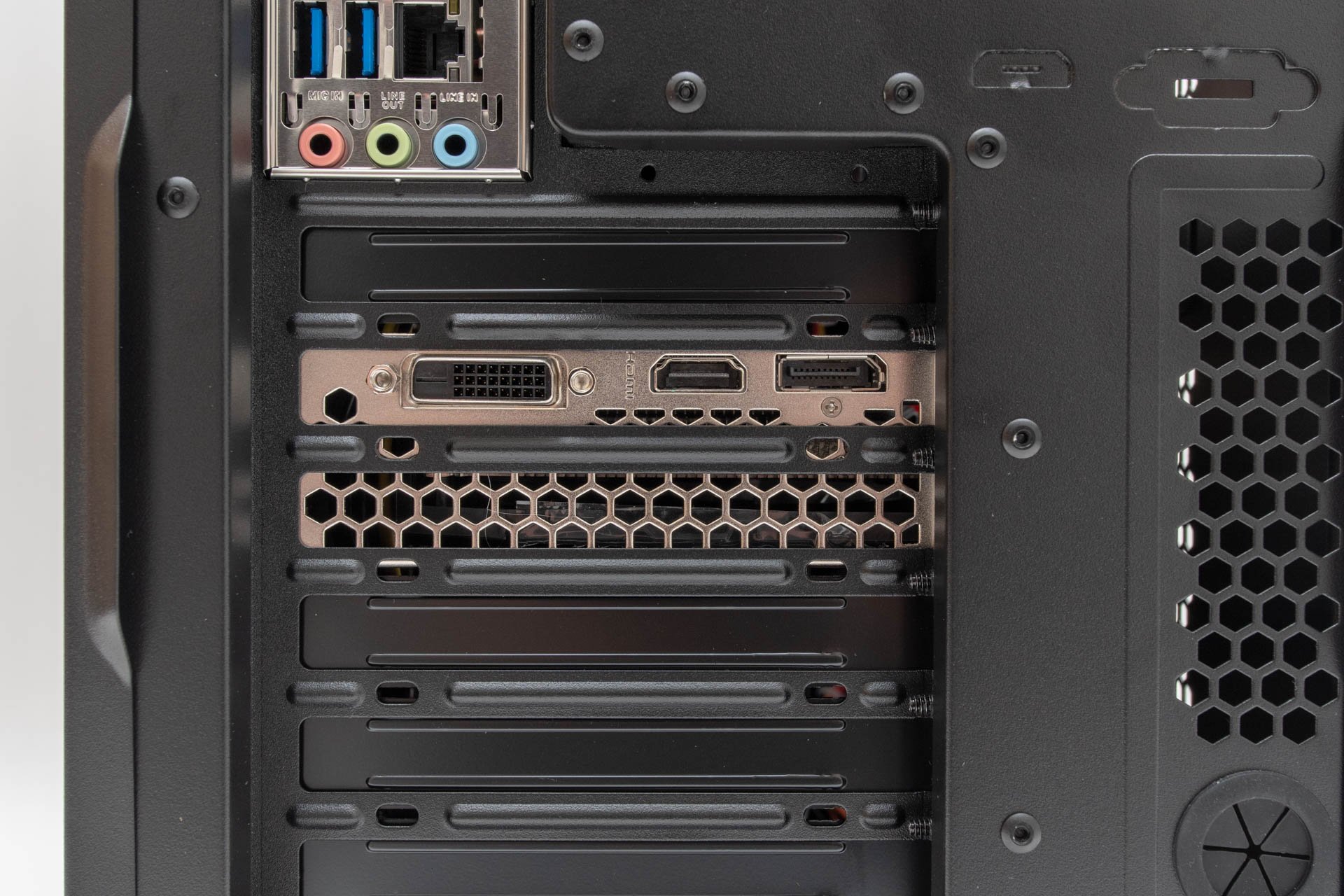 映像出力端子はDVI-Dx1、DisplayPortx1、HDMIx1。ゲーミングディスプレイが出た直後はDVI端子しか120Hz出力に対応していないものも珍しくなく、コストを抑えたいユーザーには必須のポートだ