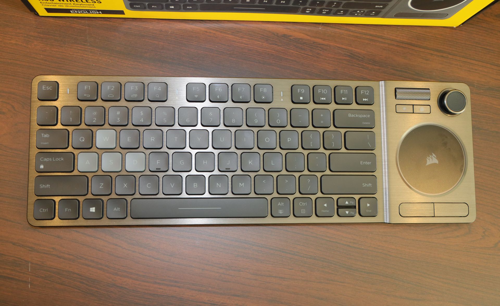 背面には左右クリックボタンがある