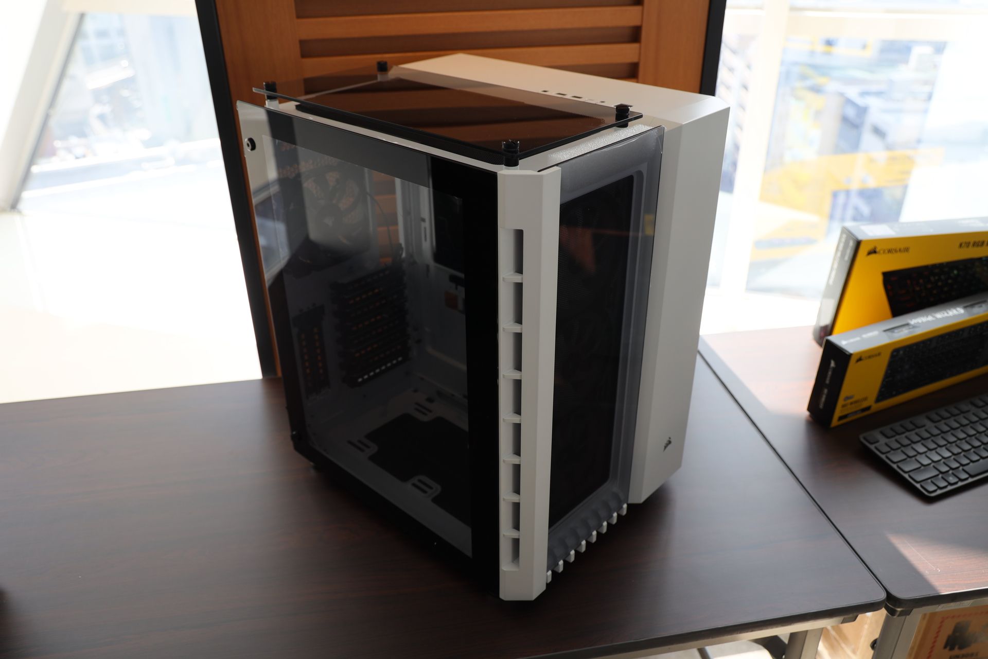 AIR 540の後継にあたるハイエンドPCケース「CARBIDE SERIES 680X」。価格は37,500円（税別）。