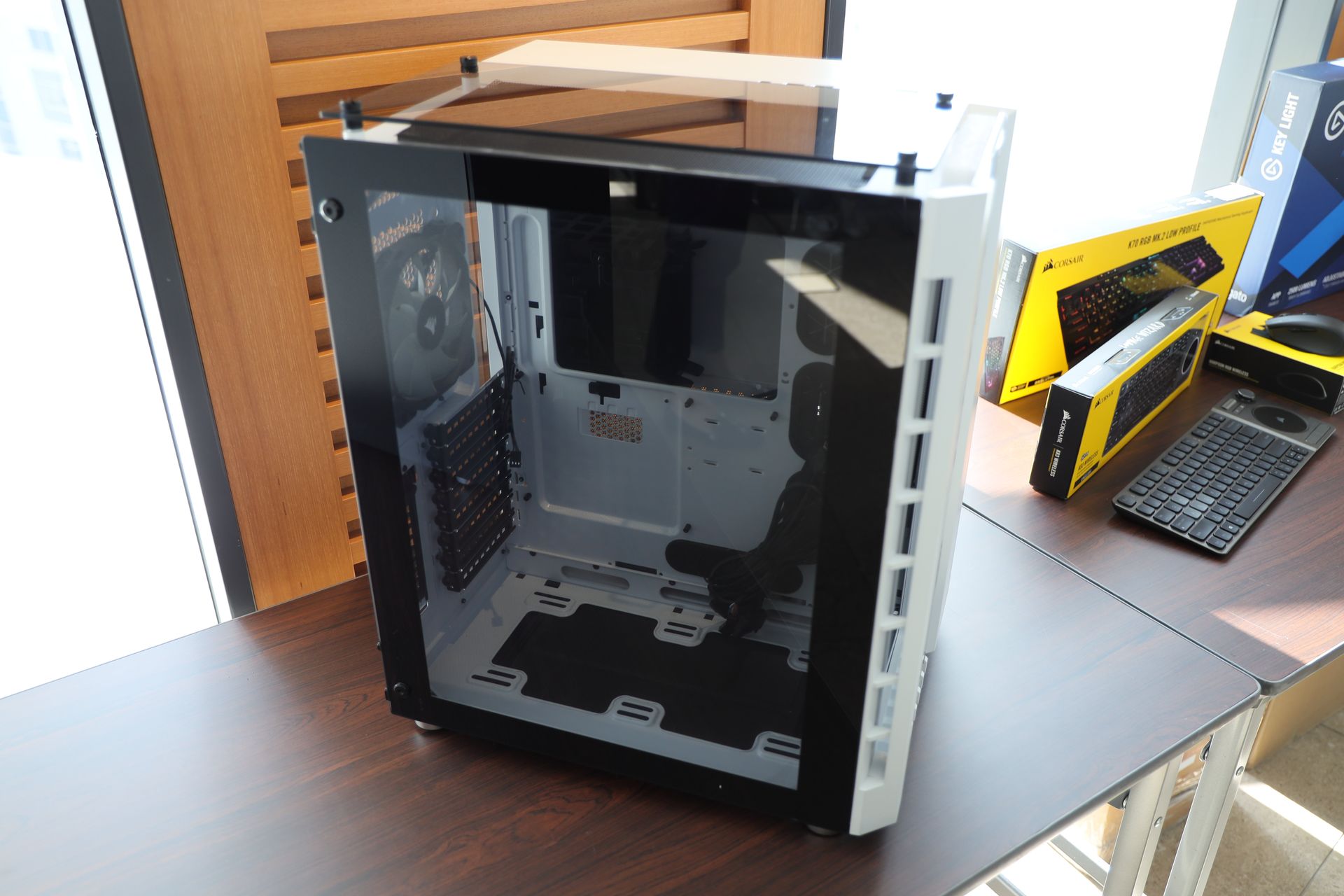 AIR 540の後継にあたるハイエンドPCケース「CARBIDE SERIES 680X」。価格は37,500円（税別）。