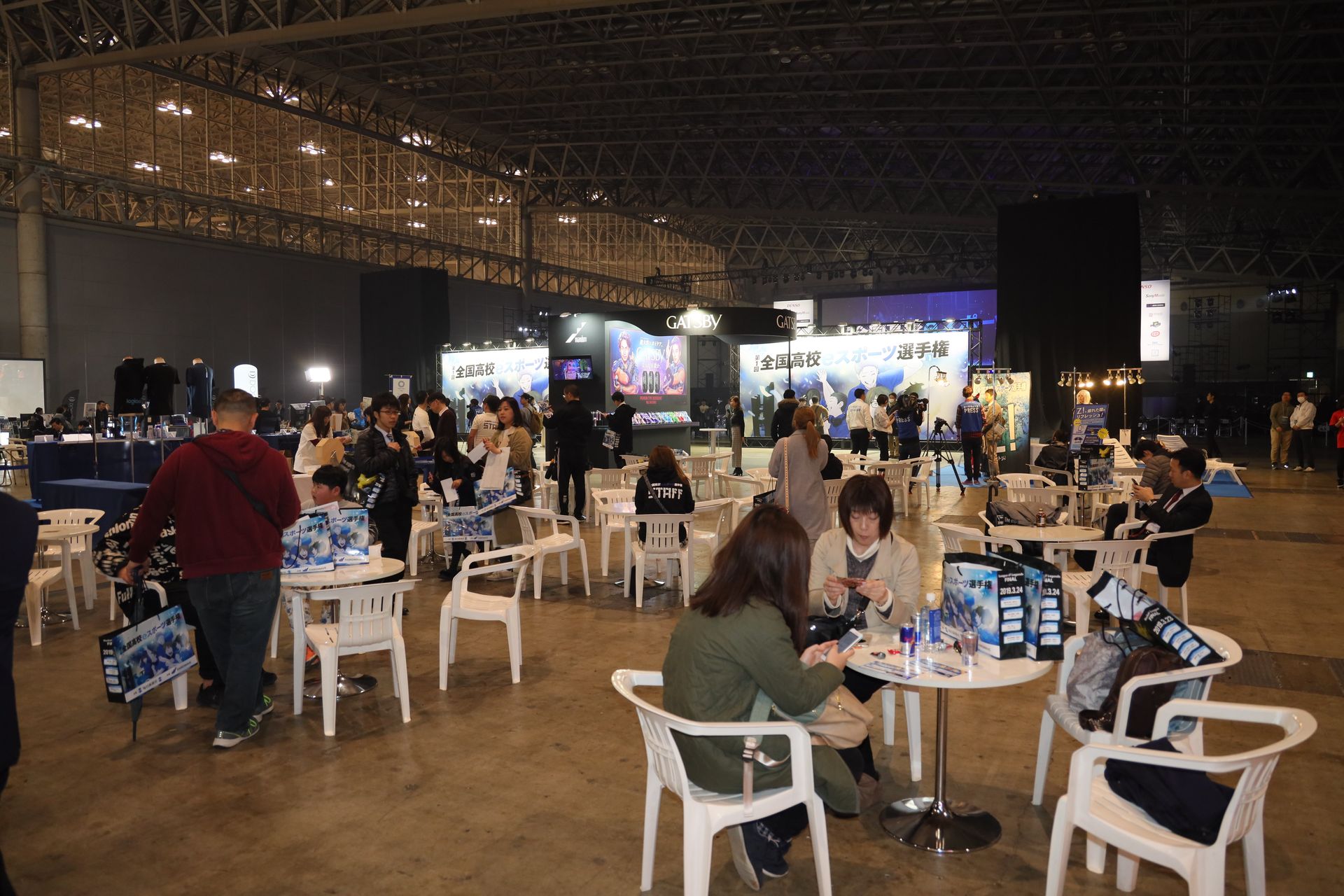 食事や休憩が取れるフードコーナーも用意されている