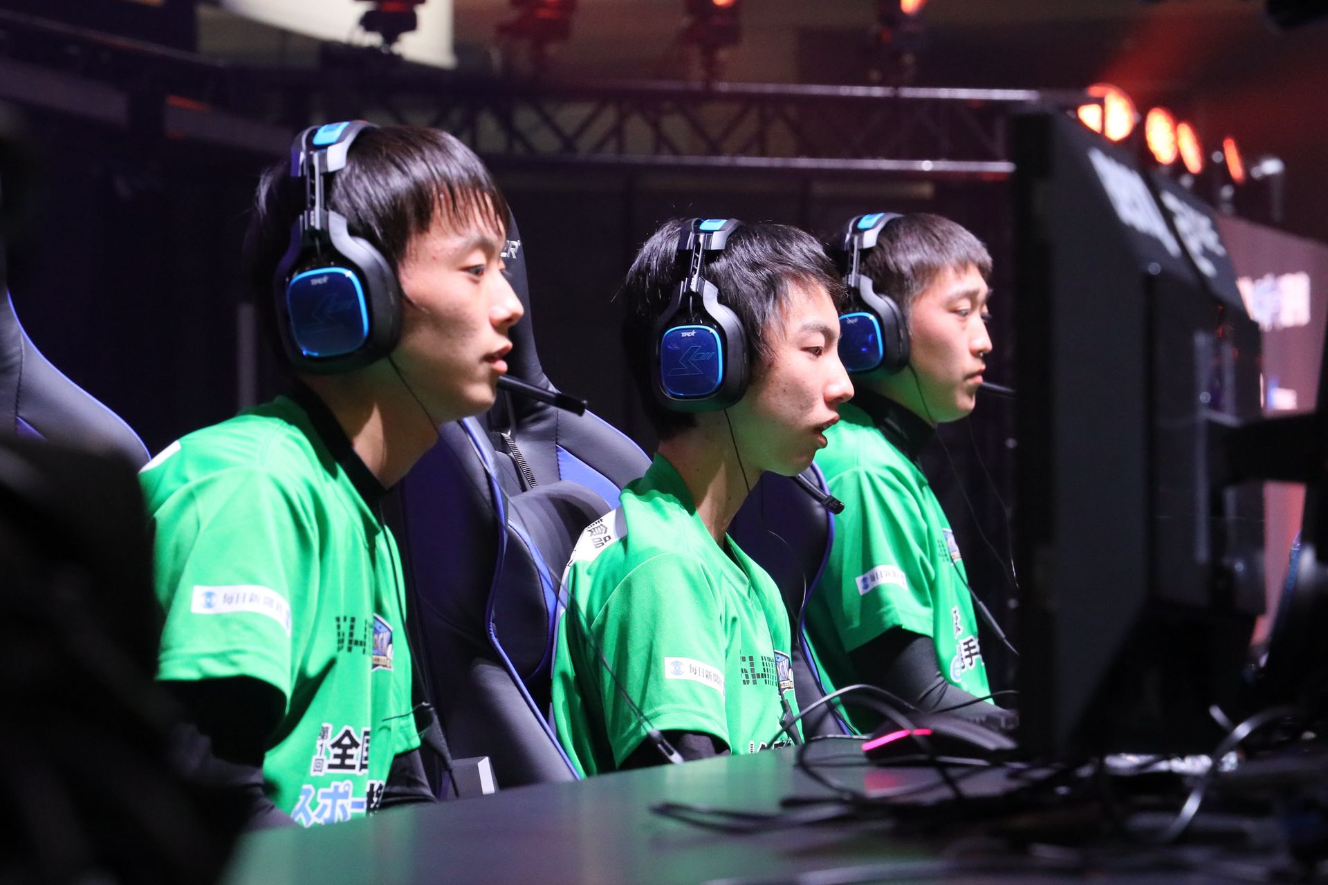 一方、冷静な表情で、落ち着いて試合に臨んでいる佐賀県立鹿島高校「OLPiXと愉快な仲間達」。手前からRon-nex選手、OLPiX選手、Hiziry選手