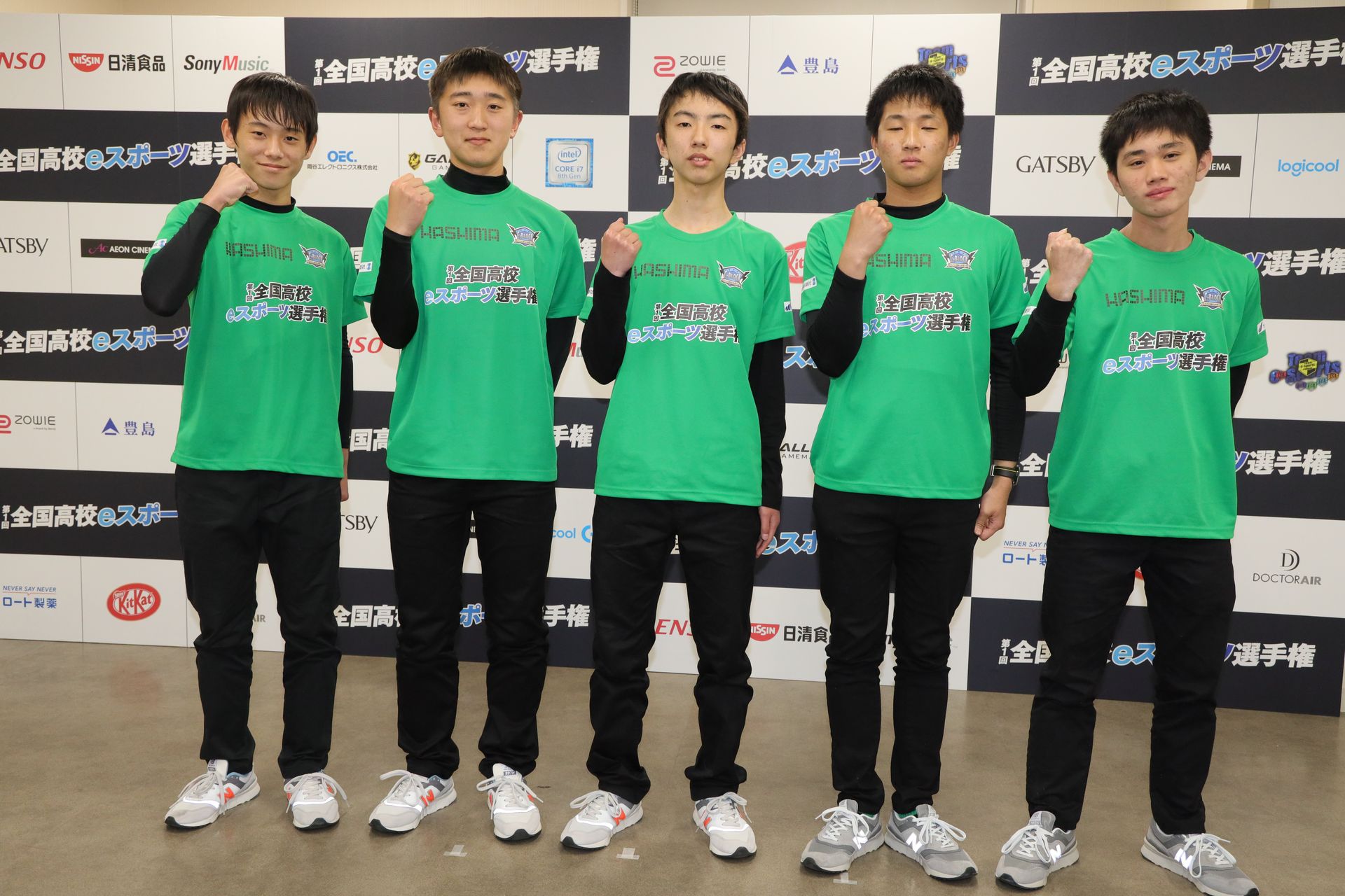 優勝した佐賀県立鹿島高校「OLPiXと愉快な仲間達」。勝因は「チームワーク」。週に4回、2時間程度を練習時間に充て、連携を仕上げていったという