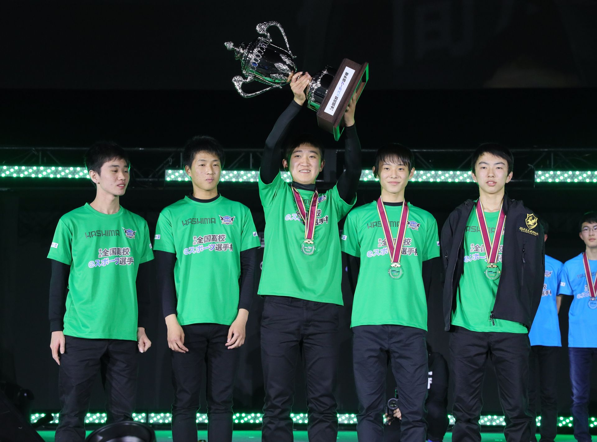 優勝した「OLPiXと愉快な仲間たち」には、サードウェーブ代表取締役社長尾崎健介氏より、メダルが授与され、副賞として大会スポンサーの日清やJTBより、韓国eスポーツ体験旅行や、カップヌードル1年分などが贈られた