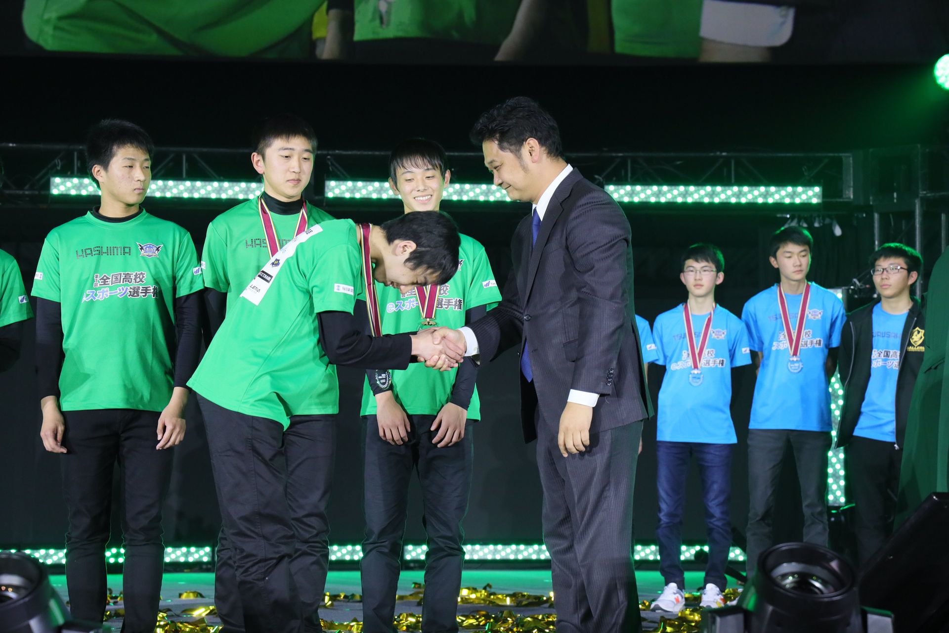 優勝した「OLPiXと愉快な仲間たち」には、サードウェーブ代表取締役社長尾崎健介氏より、メダルが授与され、副賞として大会スポンサーの日清やJTBより、韓国eスポーツ体験旅行や、カップヌードル1年分などが贈られた