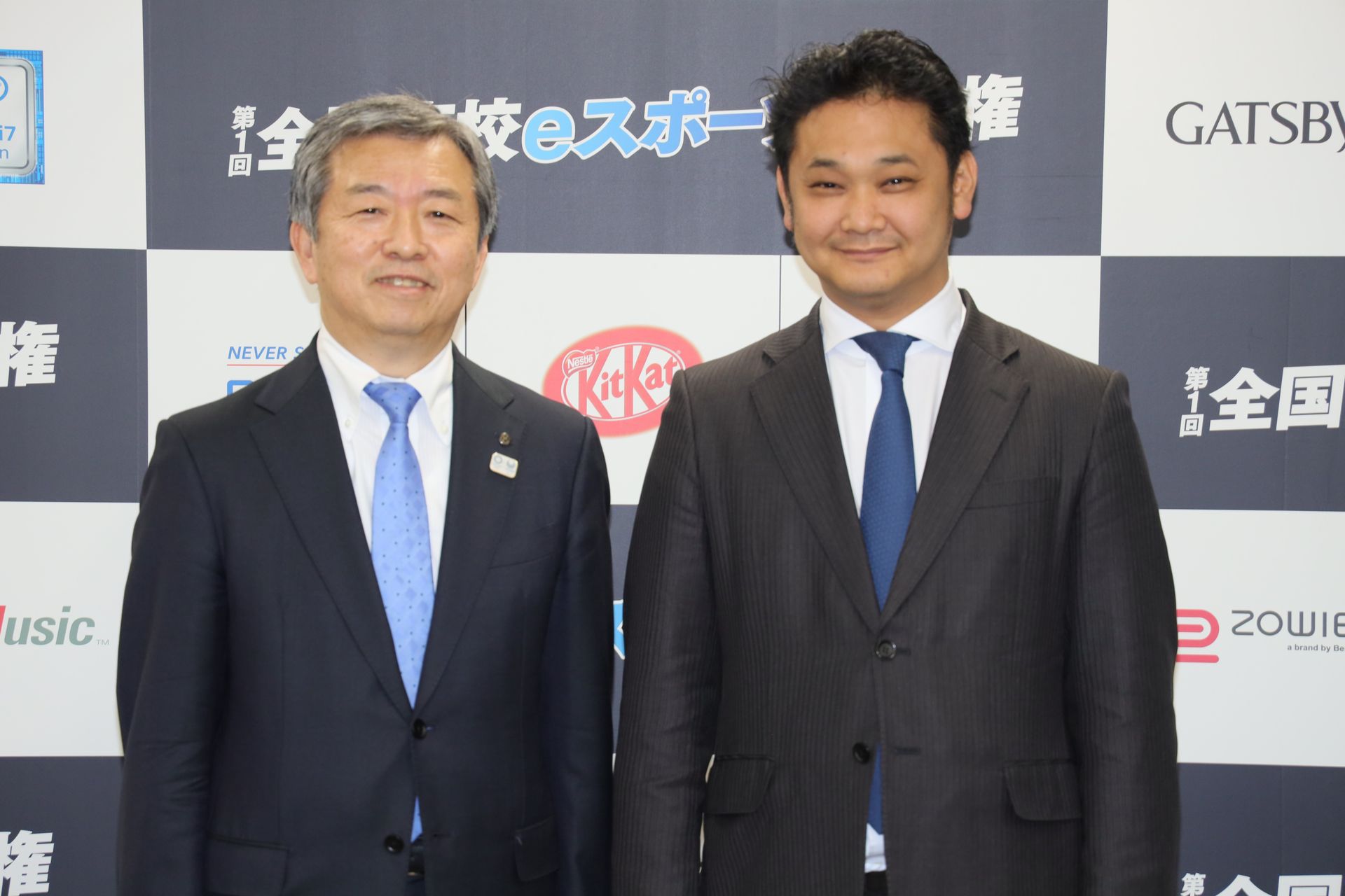 大会終了後の囲み取材に応じる毎日新聞社代表取締役社長の丸山昌宏氏（左）と、サードウェーブ代表取締役社長 尾崎健介氏（右）