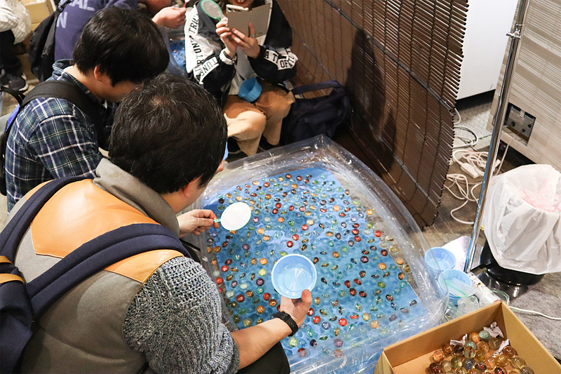 スーパーボールのようなジョブアイコンをすくう「ジョブアイコンすくい」。すくったアイコンはもらえた