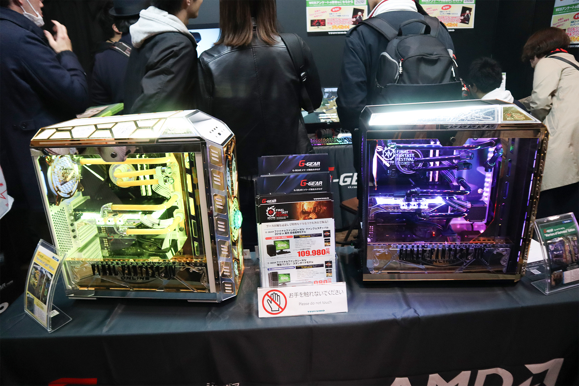 TSUKUMOブースには光と闇をイメージしたPCが展示されていた