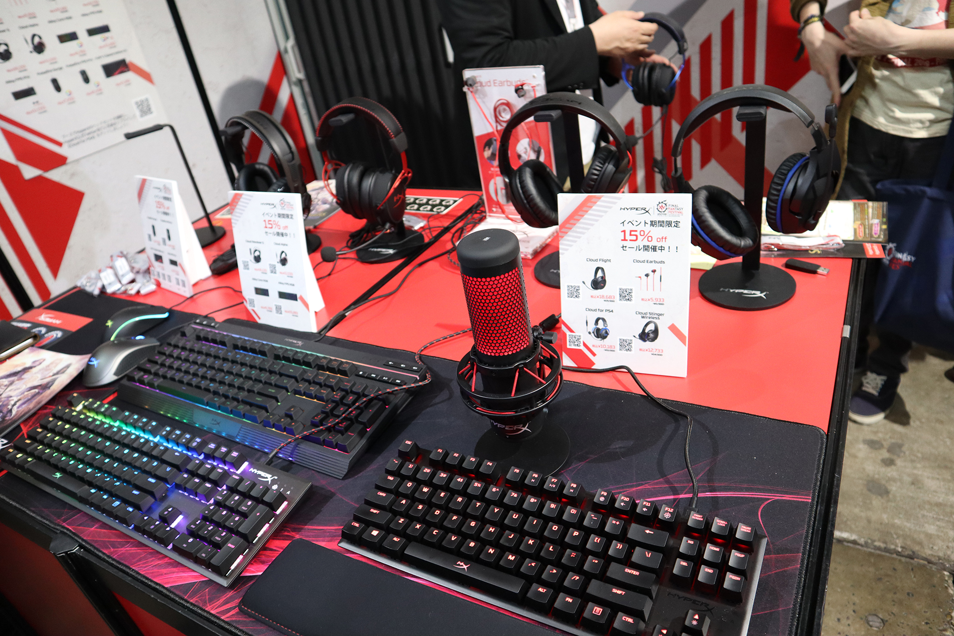 Hyper Xはプレイステーション4のライセンスを取ったヘッドフォンやLEDで七色に光るゲーミングキーボードを割引価格で販売していた