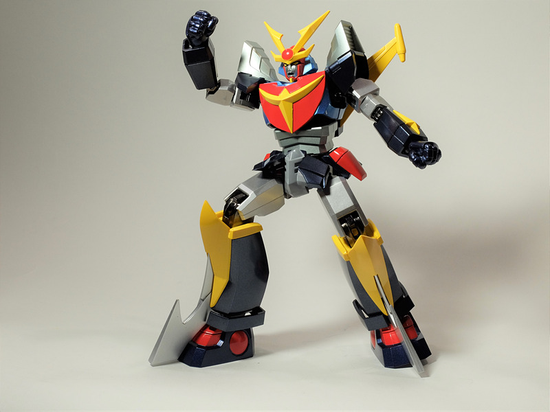 股関節の可動は普通に遊んでいると腰部のカバーがあるので気が付かないが、このカバーが前後に開く作りになっているので、予め開いてから動かすと予想以上に動くようになる