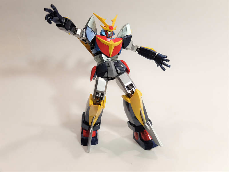 膝関節など主要な可動部は全て金属製だ。そのため、最初のうちは固く感じるが、逆に壊れにくそうという安心感がある