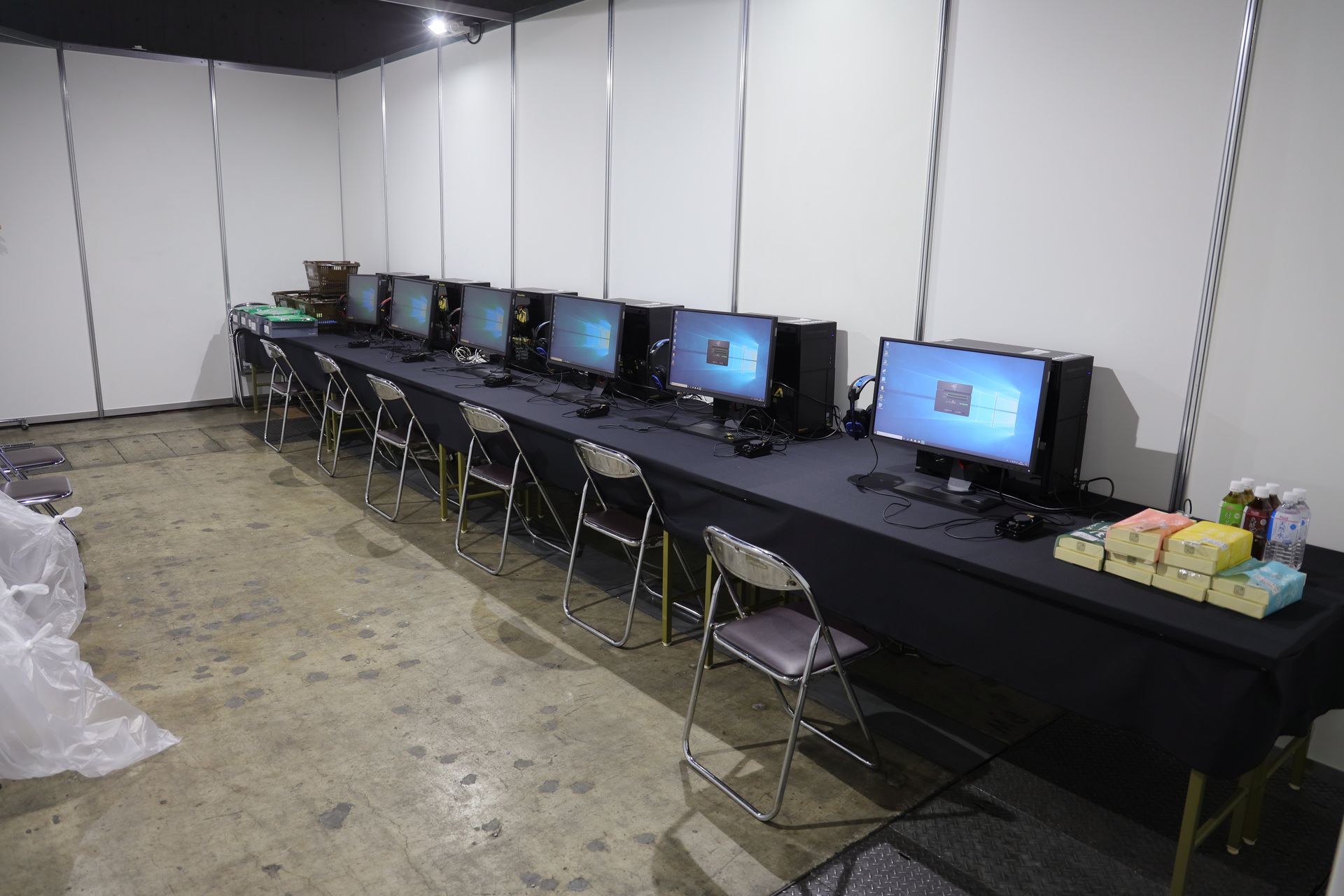 選手控え室。試合と同じ機材で自由に練習