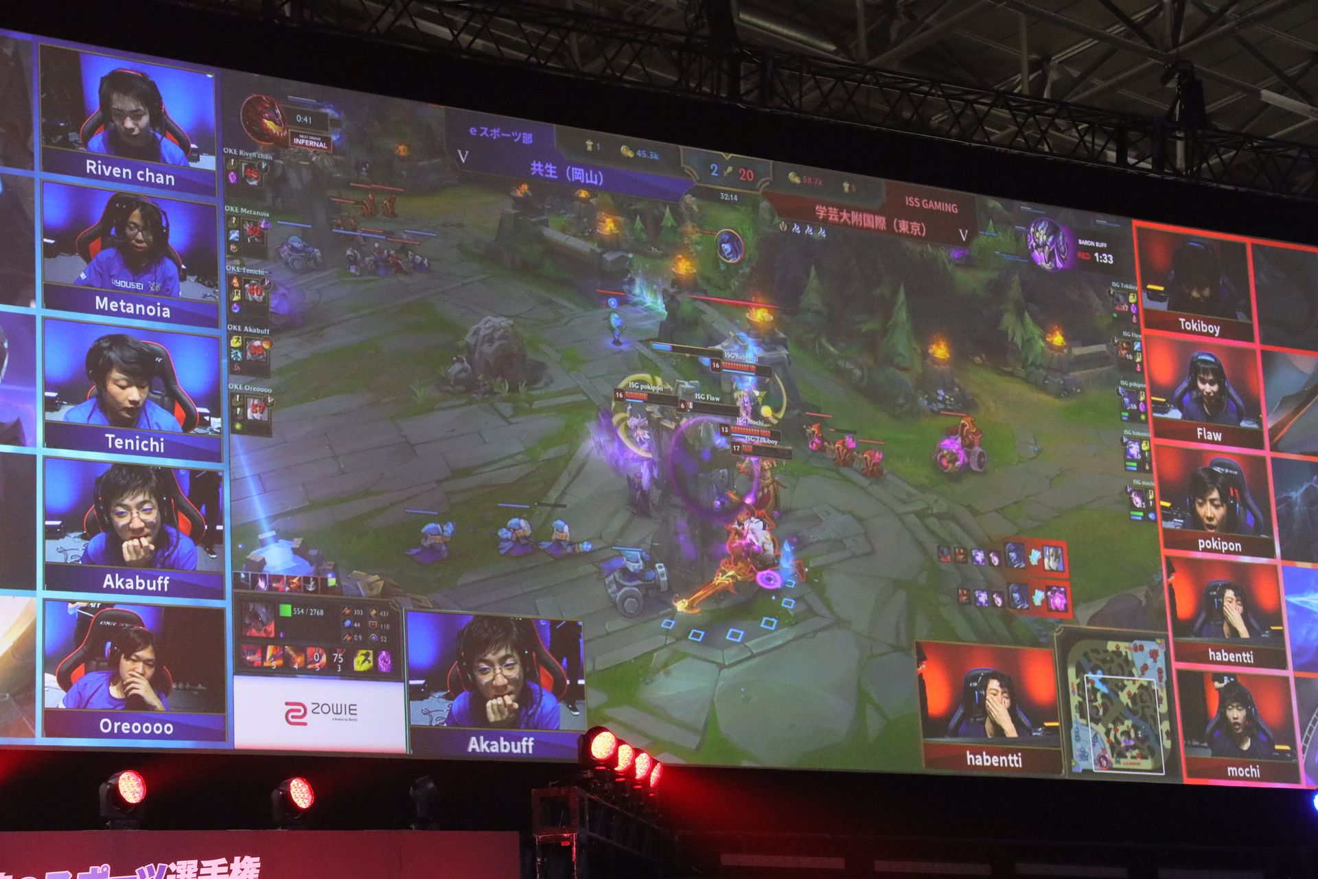 悔しそうに最終局面を見届ける岡山共生の選手達