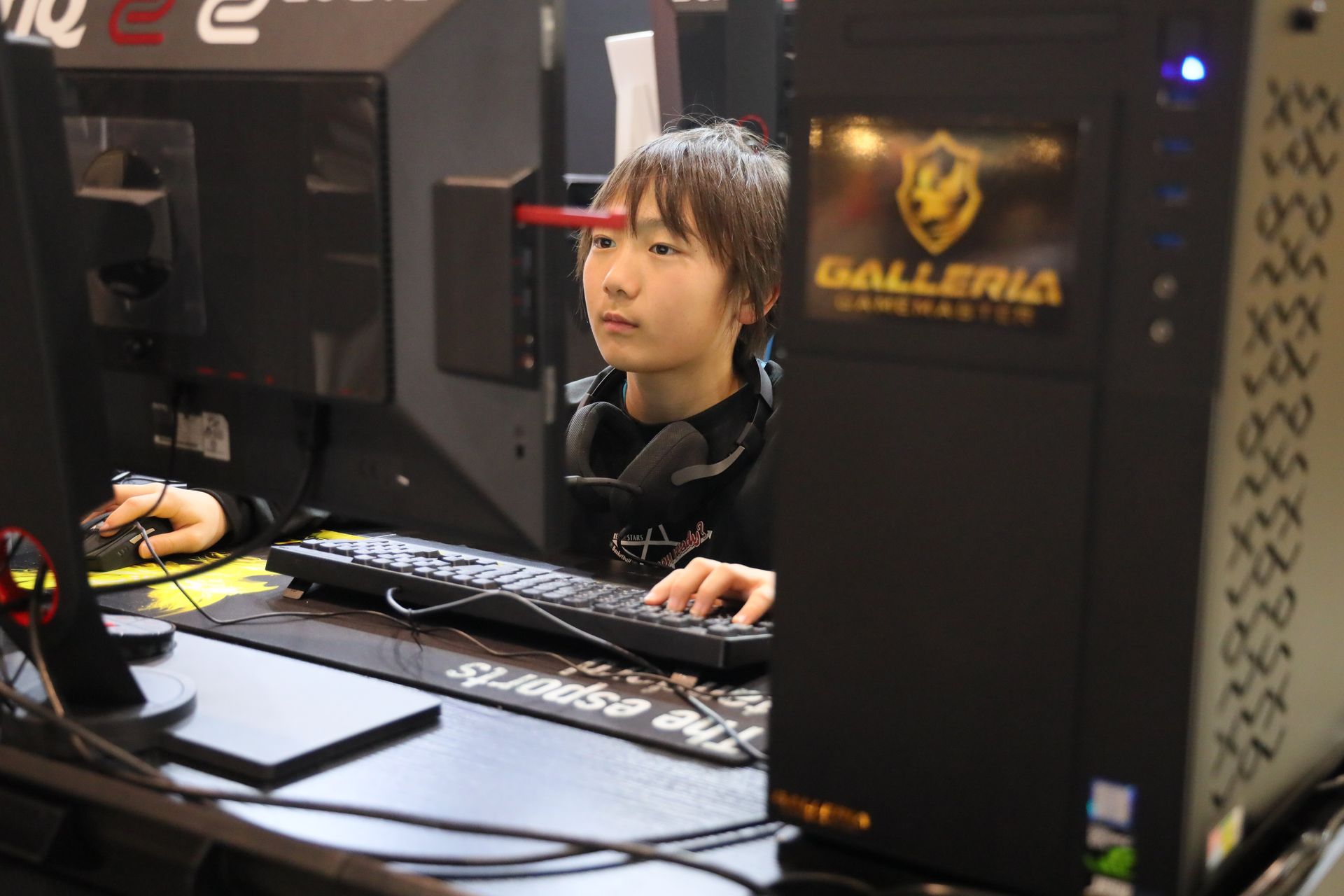 サードウェーブブースでeスポーツ大会の雰囲気が体験できるコーナー。こうした子供達がeスポーツアスリートを目指す未来を作れるかどうか