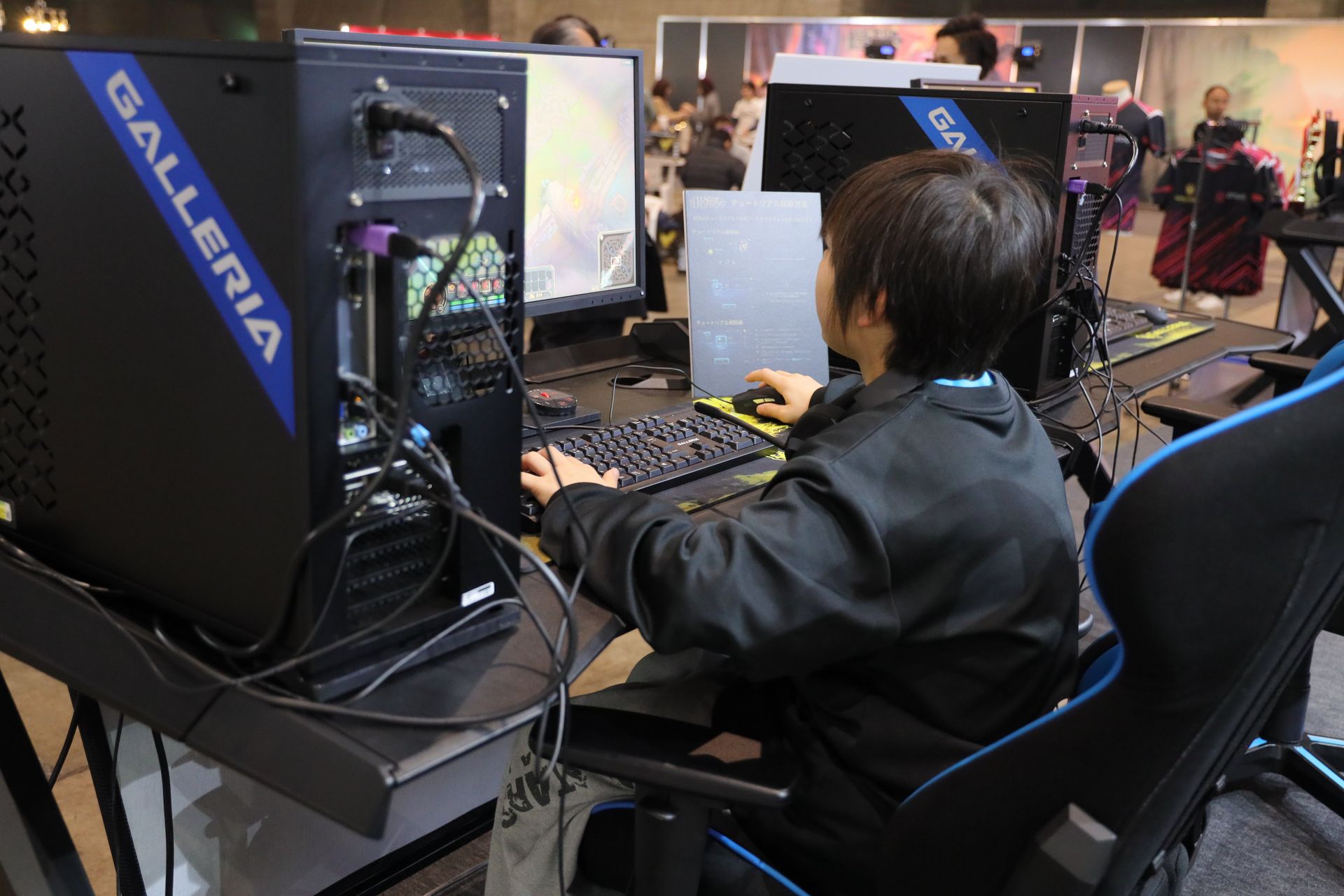 サードウェーブブースでeスポーツ大会の雰囲気が体験できるコーナー。こうした子供達がeスポーツアスリートを目指す未来を作れるかどうか