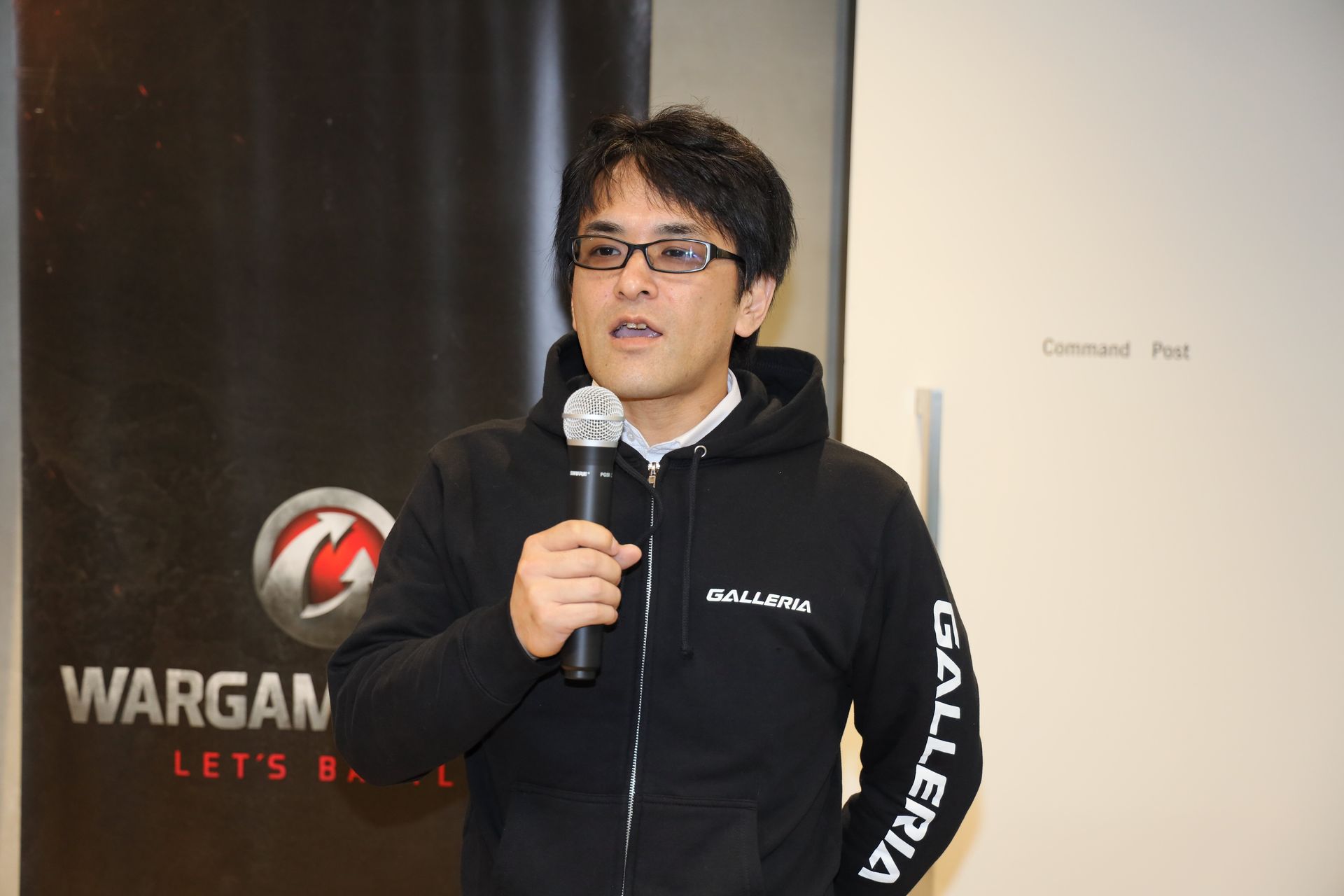 挨拶するサードウェーブの桑園勉氏。正式サービス開始の4月17日に合わせて「World of Warplanes」推奨PCを展開していくという