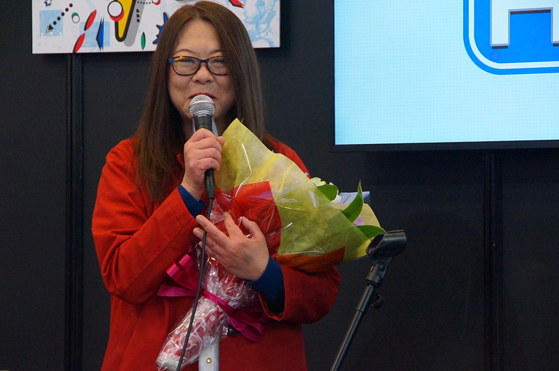 セガゲームス代表取締役社長COOである松原健二氏がサプライズで登場！ GDC 2019にてパイオニア賞を受賞した小玉氏に花束を贈呈した