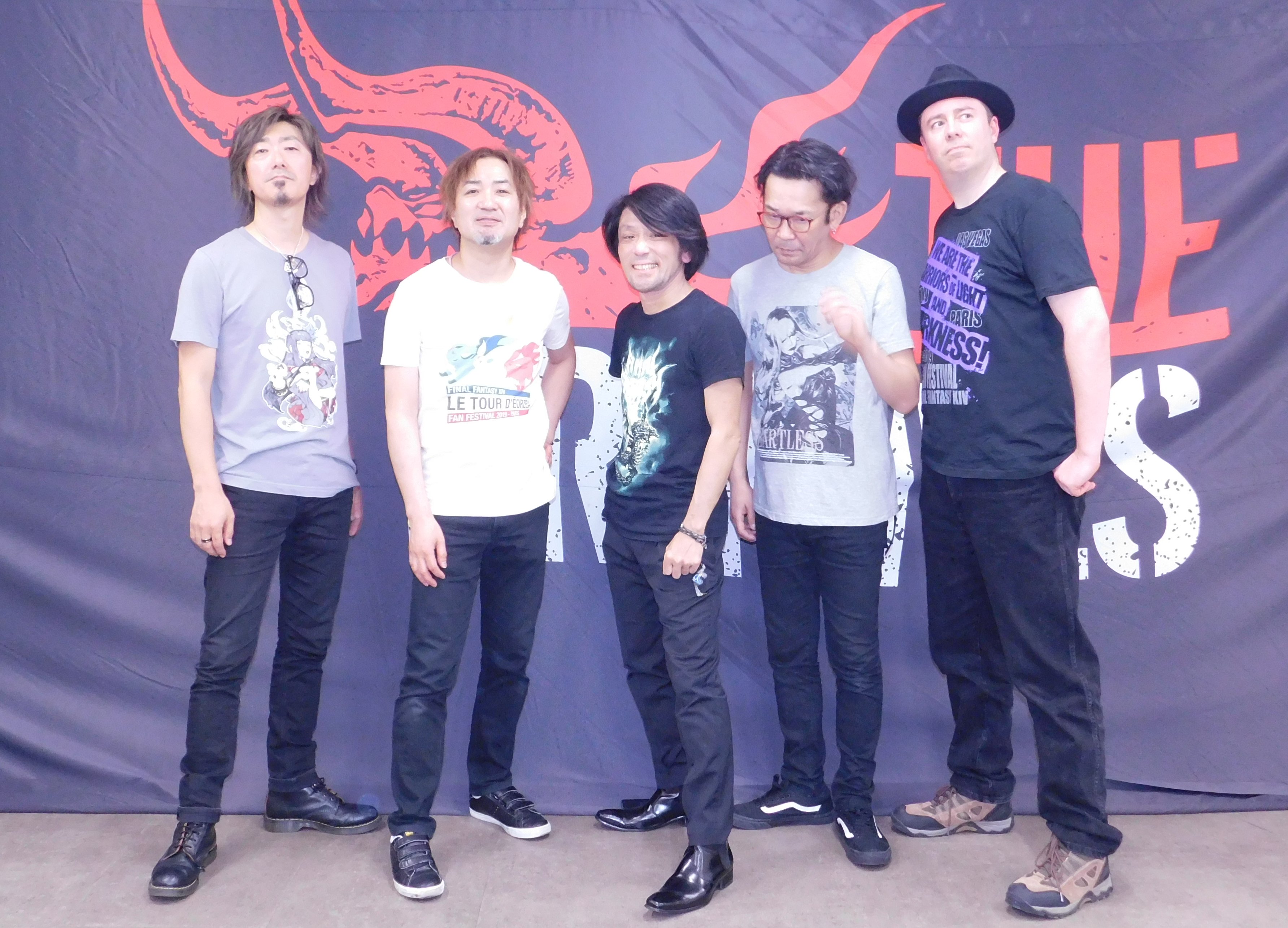 写真左からGUNN氏(Guitar)、たちばな哲也氏(Drum)、祖堅正慶氏(Guitar)、イワイエイキチ氏(Bass)、マイケル・クリストファー・コージ・フォックス氏(Vocal)。