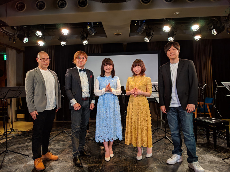 左からディレクターの野久保公朗氏、音楽を担当した景山将太氏、ルクレシア役の石見舞菜香さん、シャロン役の洲崎綾さん、プロデューサーの大槻林太郎氏