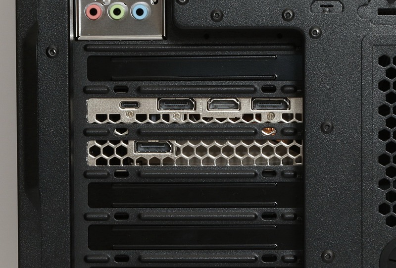 ビデオカードのコネクタ類。USB Type-Cポートも用意されているのでVRにもしっかり対応