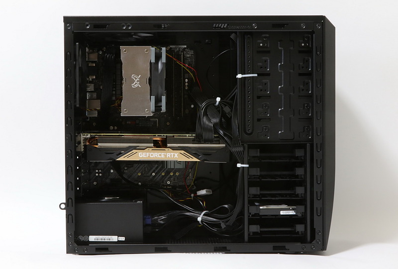 左側面のパネルを開けたどころ。CPUファンは静音タイプのものが用意される