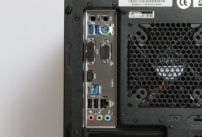 マザーボードに用意されているコネクタ類。音声回りの入出力のほか、有線LANポートが1つあり、USBポートは上からUSB3.1 Gen1×2、USB3.1 Gen2×2（Type A×1＋Type C×1）、USB2.0×2となっている