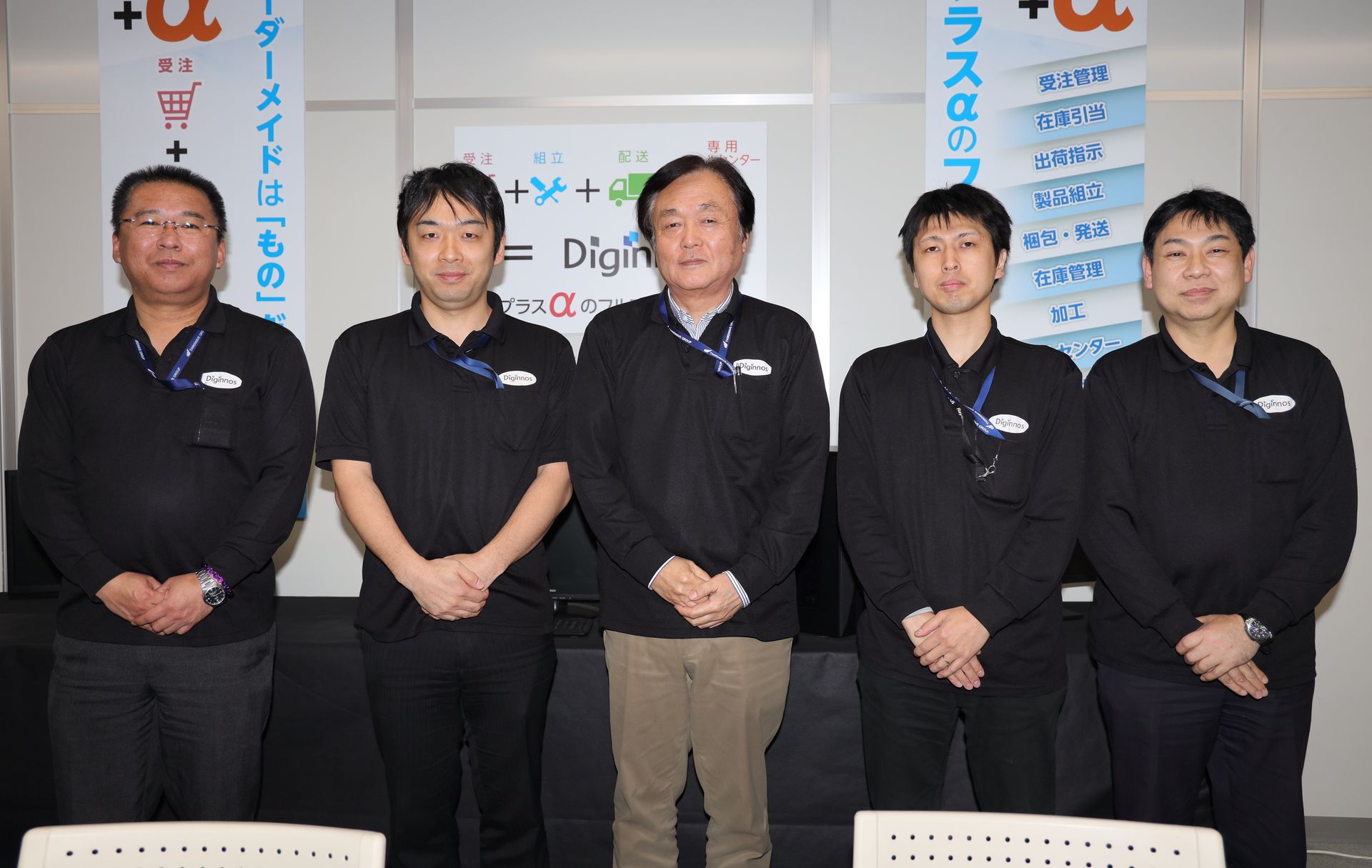 左より順番に生産物流統括本部 品質保証部部長 片野勇次氏、生産物流統括本部 製造技術部部長 飯生隆浩氏、生産物流統括本部長兼綾瀬事業所長 田名後保彦氏、生産物流統括本部 修理部次長 高橋翔太郎氏、生産物流統括本部 CS部次長 松尾秀樹氏