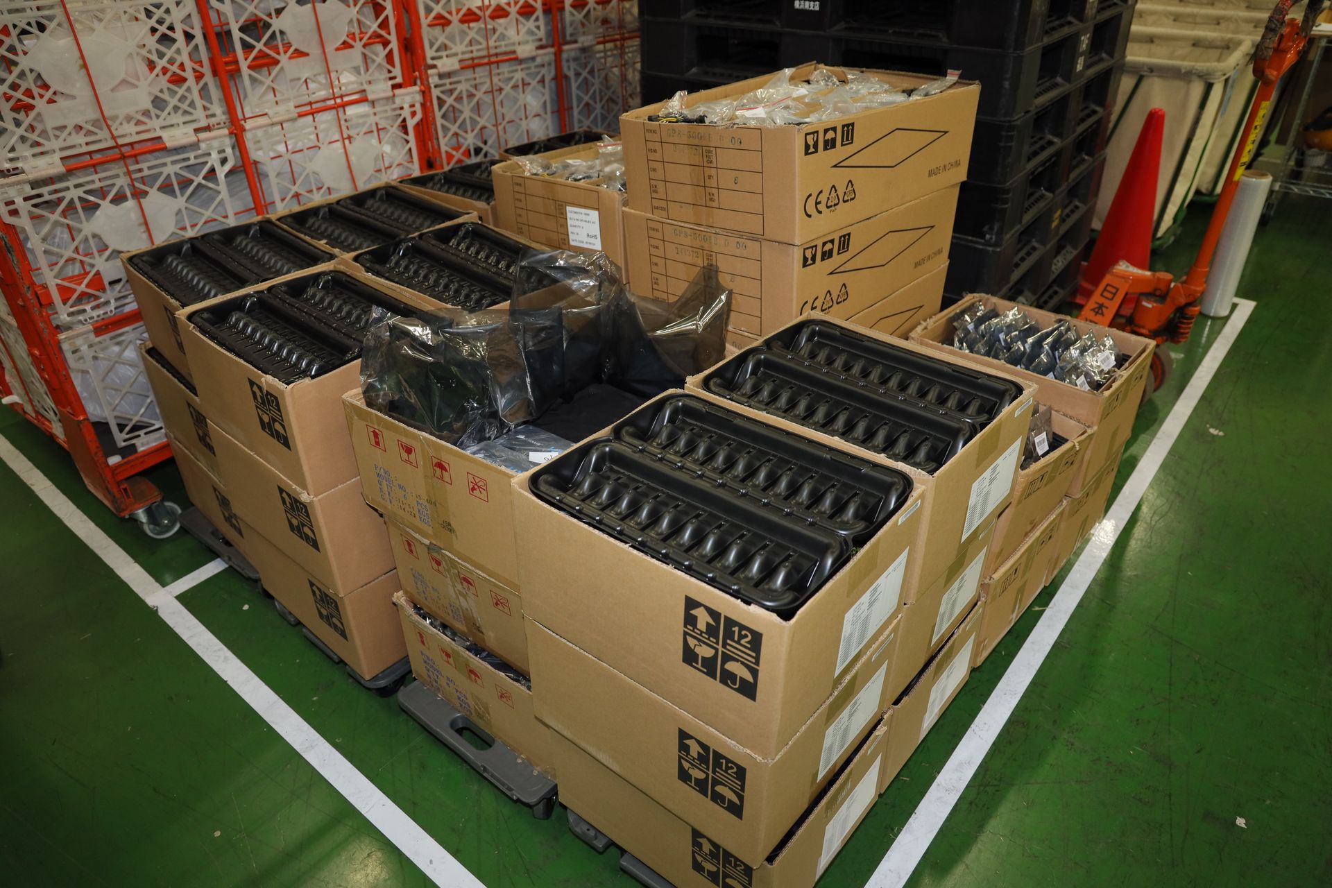 足がはやいものは手前にということで、製造エリアのすぐ近くに置かれていたストレージのバルク品