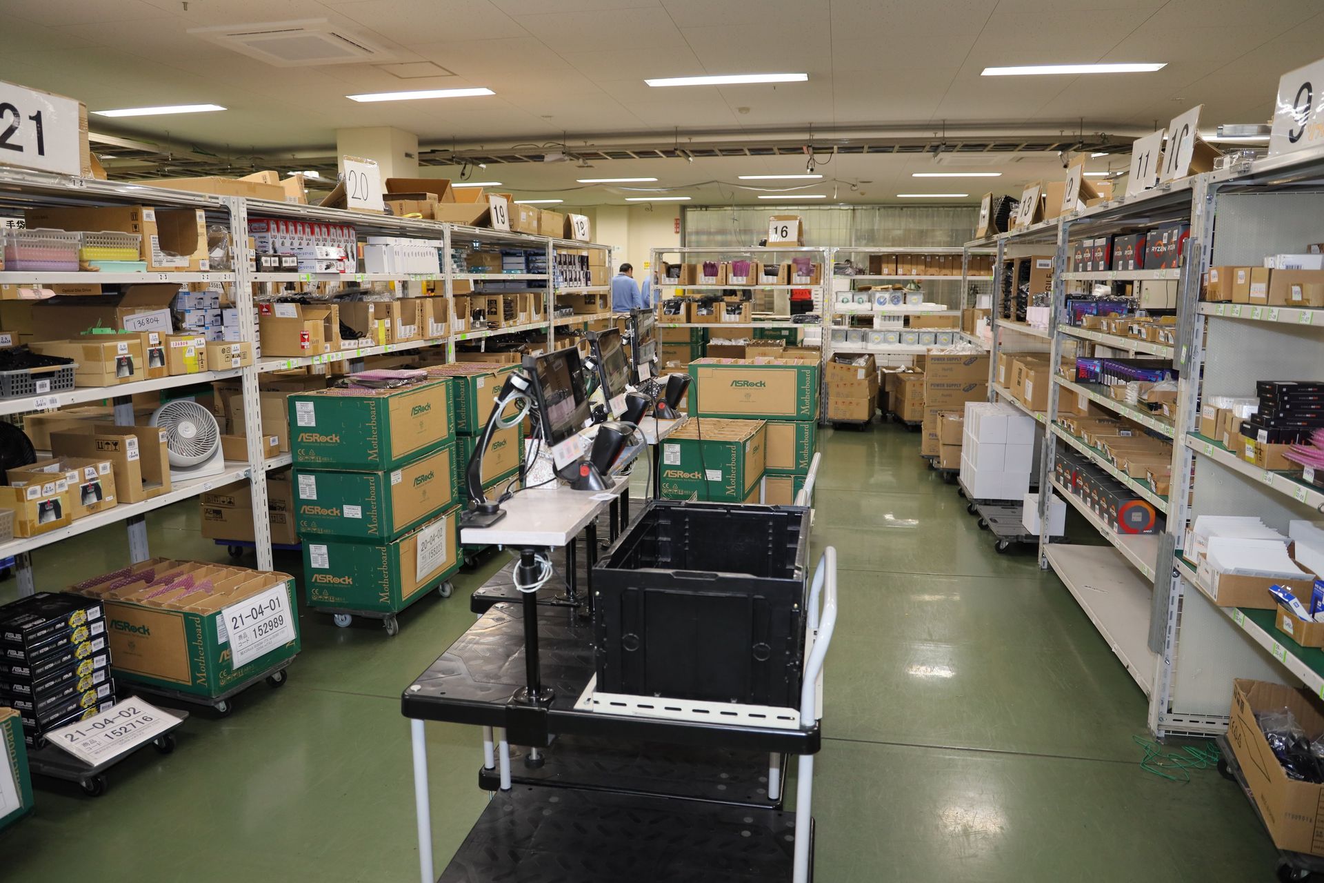 パーツが棚に収められ、ピックアップするエリア