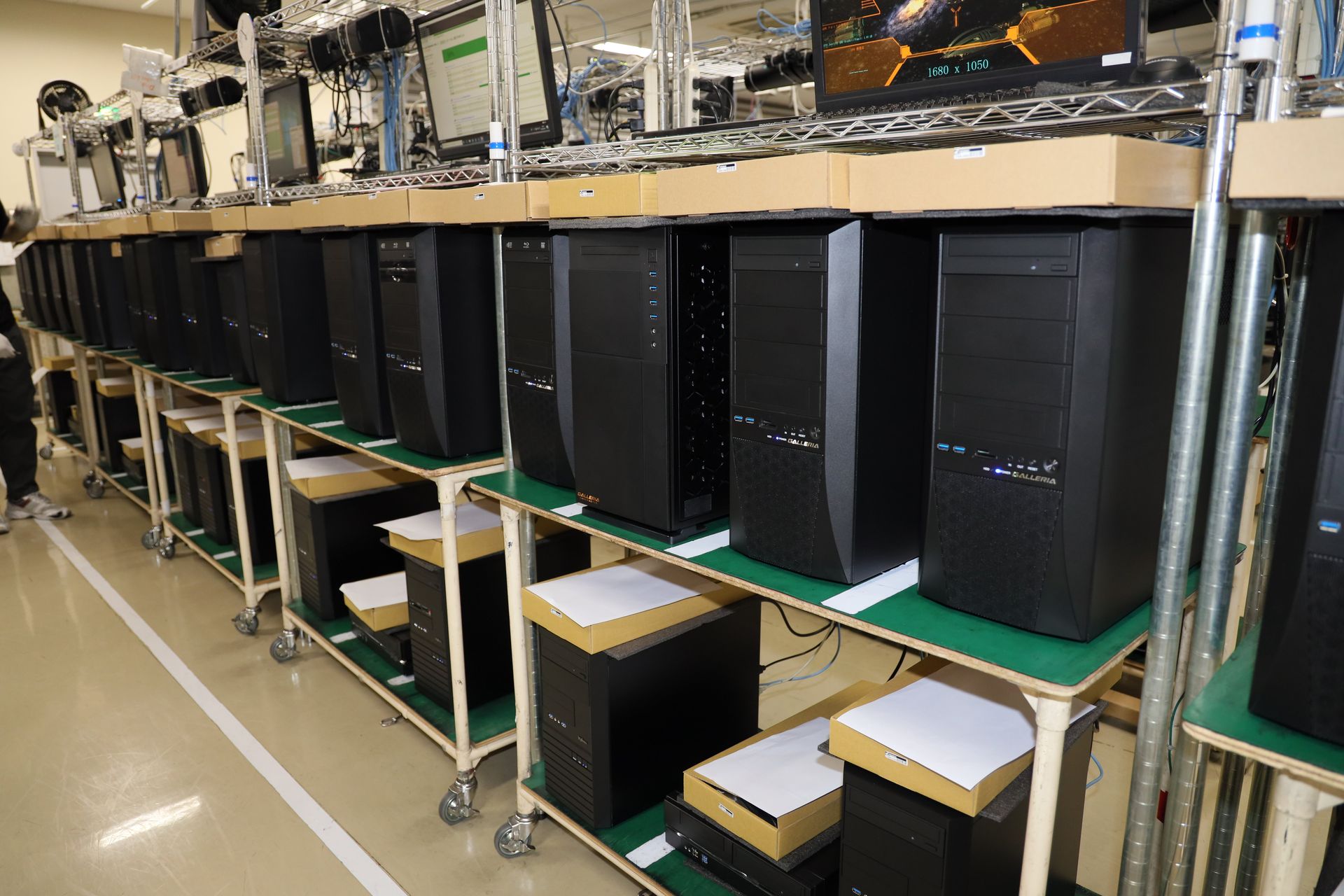 ズラリと並べられたGALLERIAたち。7台1組で検査が行なわれている
