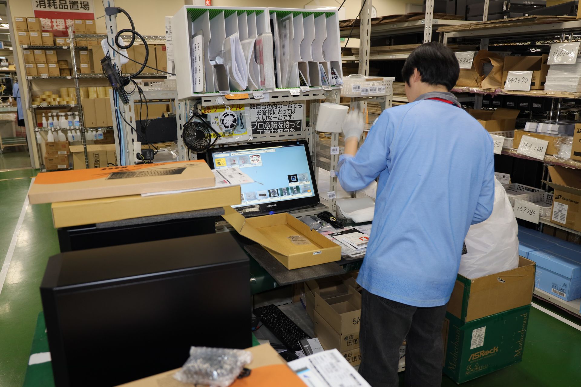 キットボックスに中身を詰めるエリア