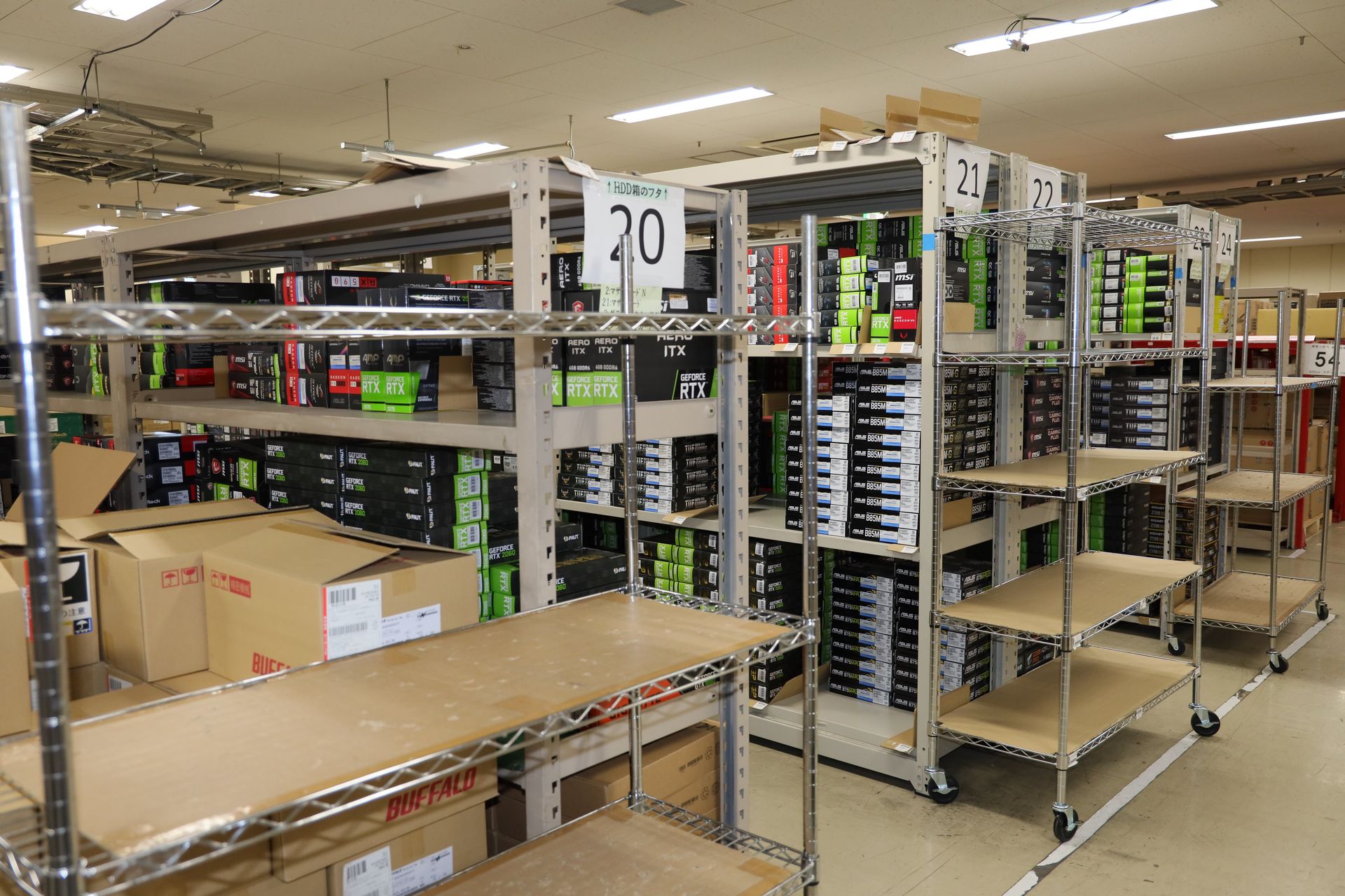 こちらはドスパラの商材を集めたエリア。店舗向けのみならず、通販向けも含まれるため、膨大な量の在庫を備えている