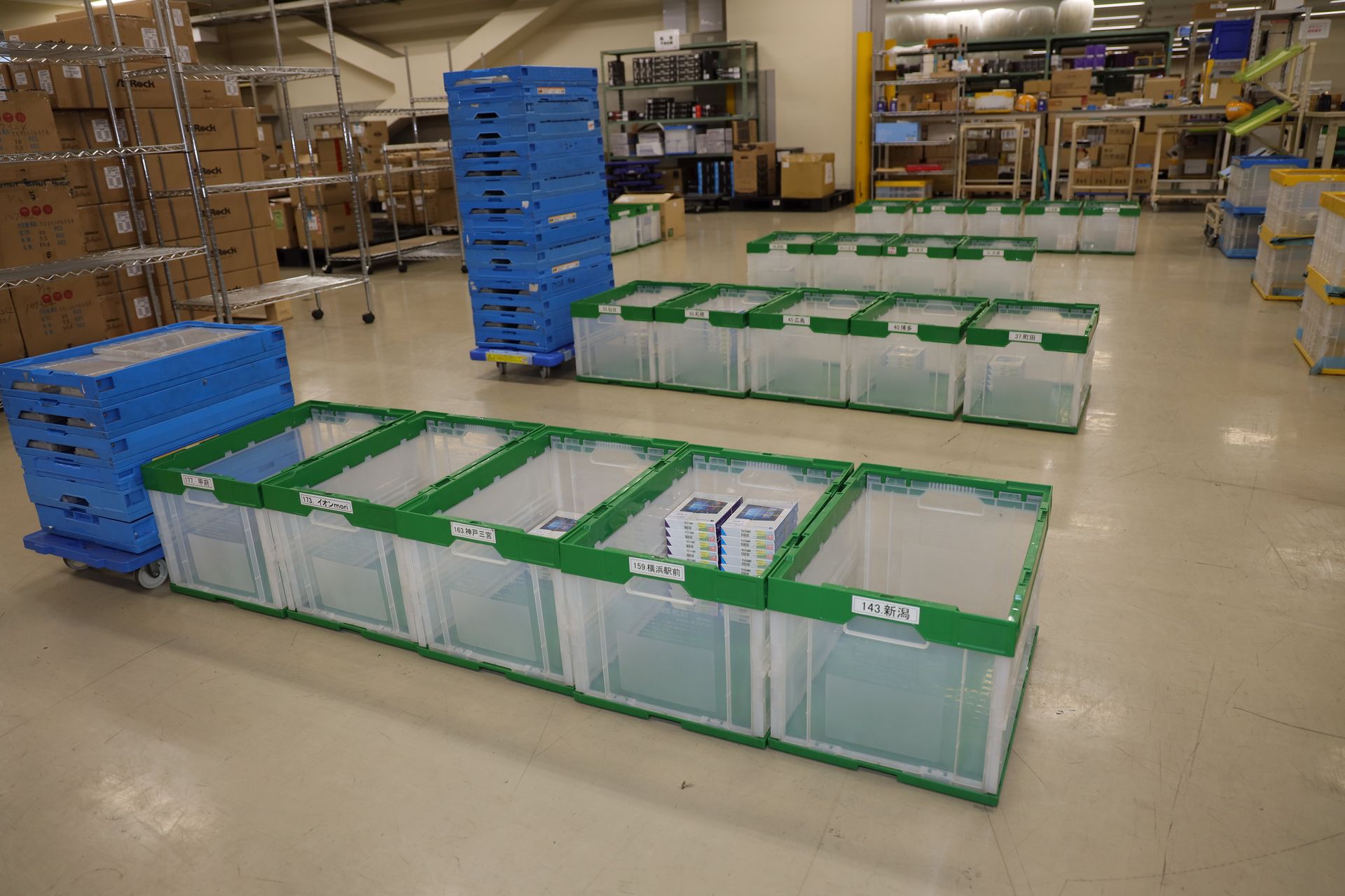 ドスパラの各店舗の名前が書かれたボックス。発注に応じてここに詰めて定期的に出荷していく