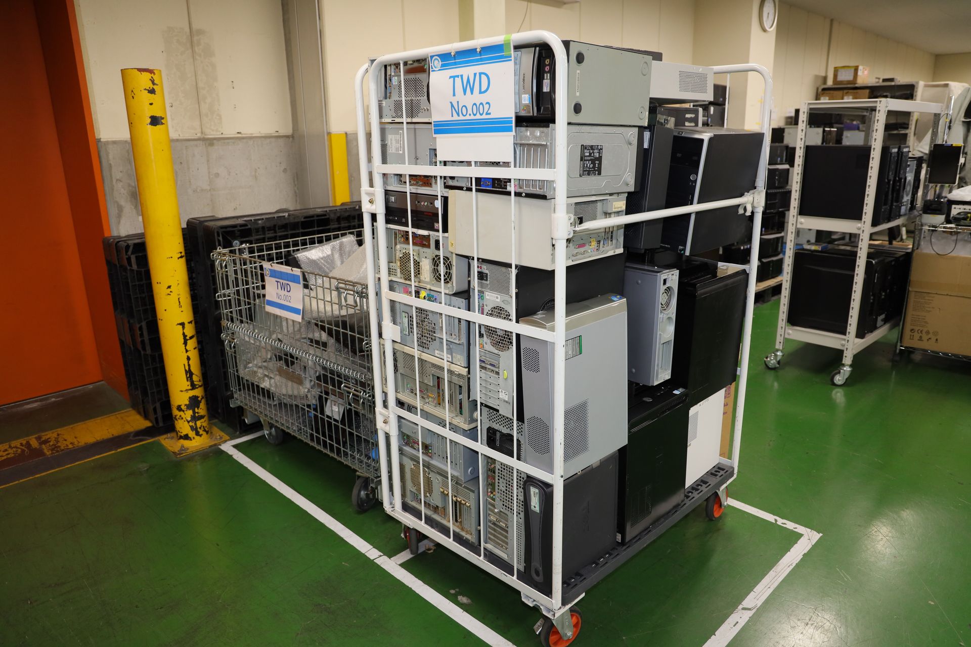 こちらは業者に売るものが集められている。キロいくらの世界だ