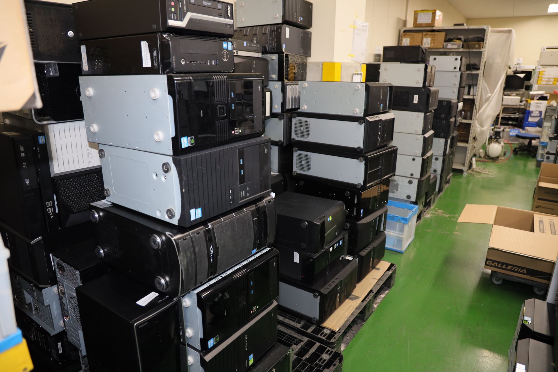 中古PCとして再生品化を待つ