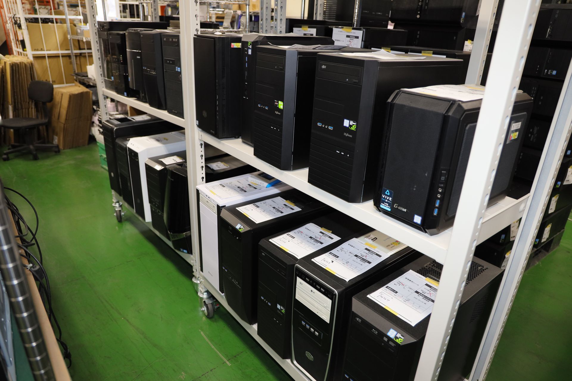 こちらは販売を待つ中古PC。サードウェーブ以外のブランドのPCも並んでいる