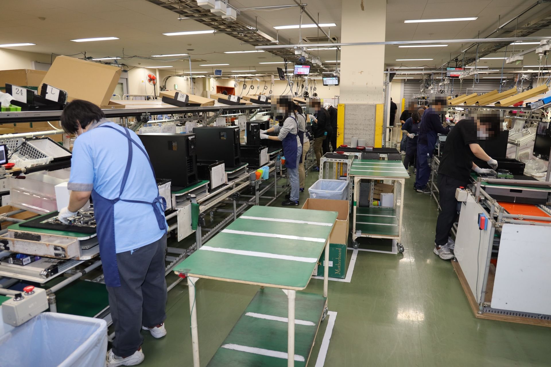 「ライン」と呼ばれる複数人で1台のPCを組み上げるセクション